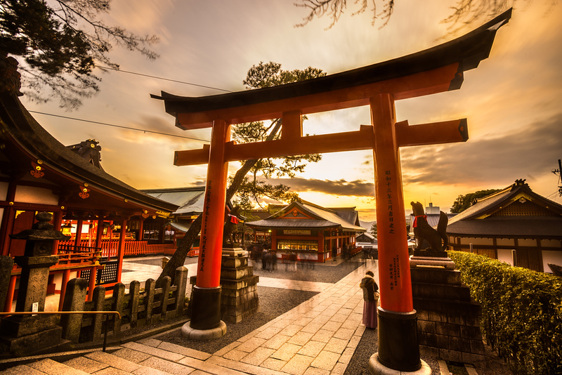 VÌ SAO ĐỀN FUSHIMI INARI TAISHA CÓ TỚI HƠN 10.000 CỔNG TORII 